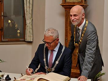 Bad Neustadts erster Bürgermeister Bruno Altrichter trägt sich zur Freude von Oberbürgermeister Kay Blankenburg ins Goldene Buch der Stadt Bad Kissingen ein.  Fotos: Werner Vogel
