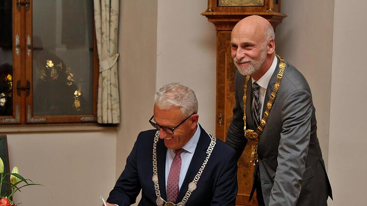 Bad Neustadts erster Bürgermeister Bruno Altrichter trägt sich zur Freude von Oberbürgermeister Kay Blankenburg ins Goldene Buch der Stadt Bad Kissingen ein.  Fotos: Werner Vogel