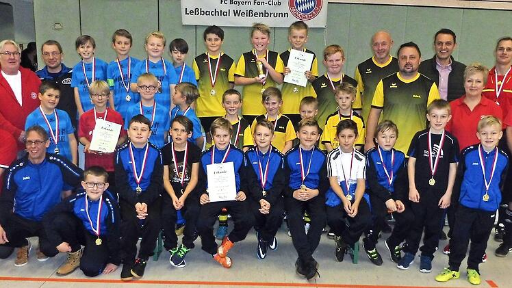 Ein spannendes E-Junioren Hallenfußball-Turnier wurde beim FC Bayern Fanclub Leßbachtal Weißenbrunn geboten. Im Bild (vorne) die Sieger vom FSV Ziegelerden, dahinter (rechts) der SV Steinwiesen und der ATSV Thonberg, sowie (von links) die Turnierleitung mit Bernd Brünnecke, Peter Ramer, Thilo Degenbeck und (von rechts) die Schiedsrichter Ali Duman und Marco Mäder, Vorsitzende Petra Jörg und Schirmherr Jörg Neubauer.  Fotos: Dieter Wolf