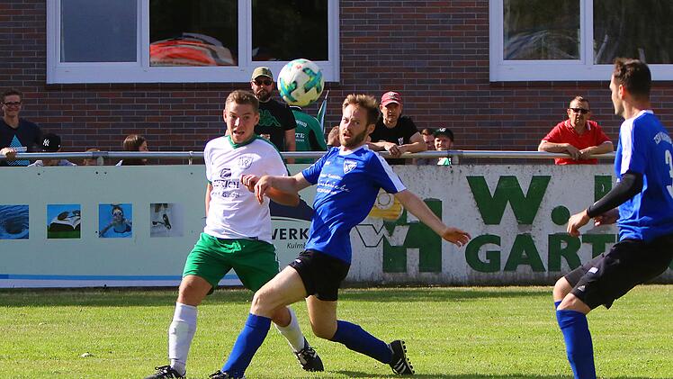 Der Katschenreuther Moritz Amon flankt, der Melkendorfer  Lukas Herrgott kommt zu spät. Foto: Monika Limmer