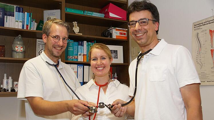 Einer für alle, alle für einen: Die Ärzte Markus Holleber, Christina Holleber-Sobtzick und Dominik Lemmerich behandeln ihre Patienten künftig unter einem gemeinsamen Dach. Foto: Arkadius Guzy: