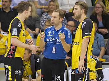 HSC-Trainer Jan Gorr im Austausch mit seiner schwedischen Kreativabteilung, Pontus Zetterman (links) und Tobias Varvne Foto: Uwe Gick