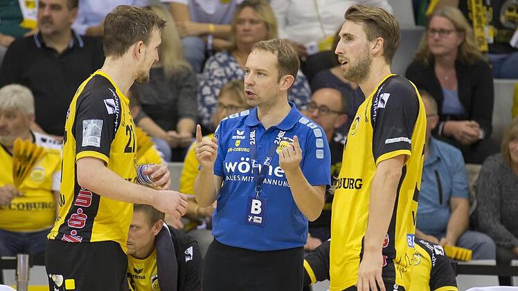 HSC-Trainer Jan Gorr im Austausch mit seiner schwedischen Kreativabteilung, Pontus Zetterman (links) und Tobias Varvne Foto: Uwe Gick