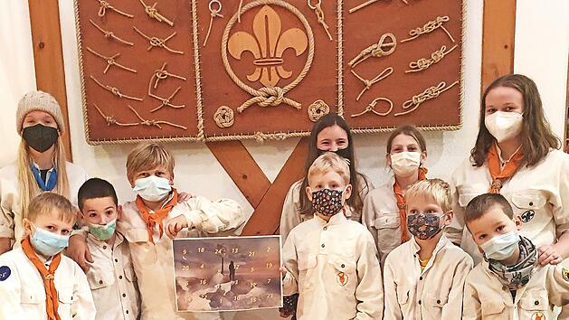 Die Pfadfinder stellten den Adelsdorfer Adventskalender vor. Hinter den T&uuml;rchen verbergen sich Gewinne.