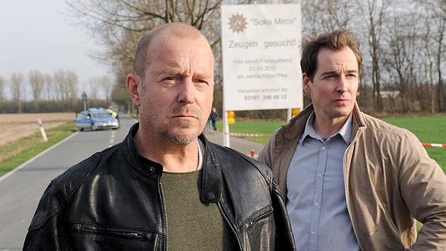 Ingo Thiel (Heino Ferch, links) und Mario Eckartz (Felix Kramer) ermitteln im Fall des vermissten Jungen Mirco. Auf der Suche nach Zeugen, die vielleicht zum Tatzeitpunkt an der Stelle waren, wo das Kind zum letzten Mal gesehen wurde, kommen die Polizeibeamten an ihre Grenzen.