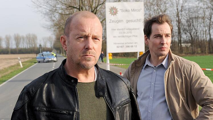 Ingo Thiel (Heino Ferch, links) und Mario Eckartz (Felix Kramer) ermitteln im Fall des vermissten Jungen Mirco. Auf der Suche nach Zeugen, die vielleicht zum Tatzeitpunkt an der Stelle waren, wo das Kind zum letzten Mal gesehen wurde, kommen die Polizeibeamten an ihre Grenzen.