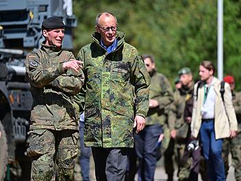 Bundeskanzler Merz besucht Bundeswehr in Munster