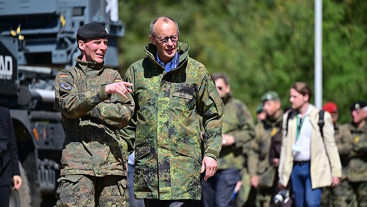 Bundeskanzler Merz besucht Bundeswehr in Munster