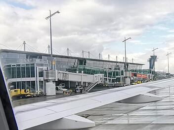 Rollfeld vor dem Airport-Geb&auml;ude am Flughafen N&uuml;rnberg