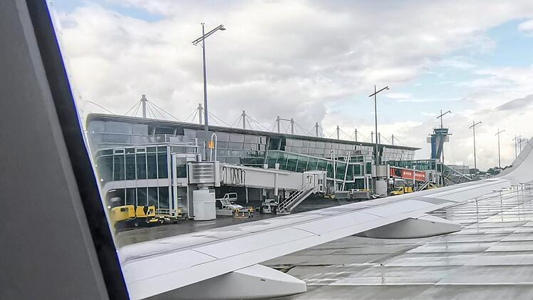 Rollfeld vor dem Airport-Geb&auml;ude am Flughafen N&uuml;rnberg