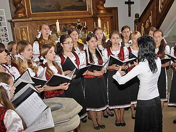 Die "Singenden Herzen" aus der Ukraine   brachten in Kunreuth   Lieder aus Deutschland und der Ukraine zu Gehör.  Fotos: gal