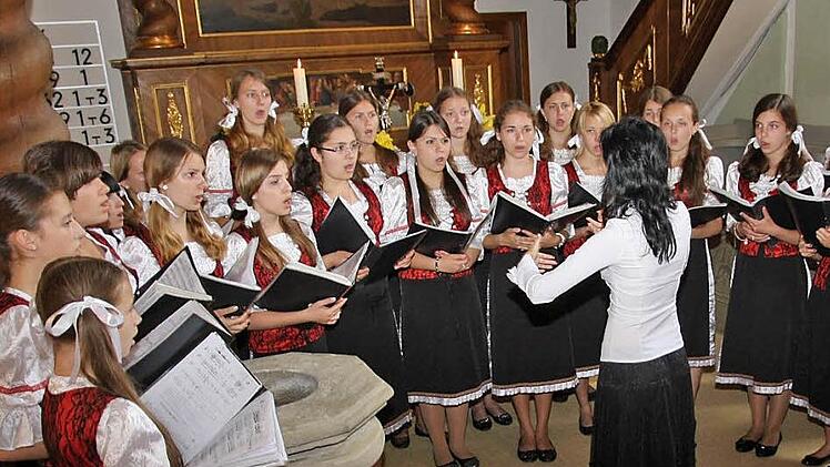 Die "Singenden Herzen" aus der Ukraine   brachten in Kunreuth   Lieder aus Deutschland und der Ukraine zu Gehör.  Fotos: gal