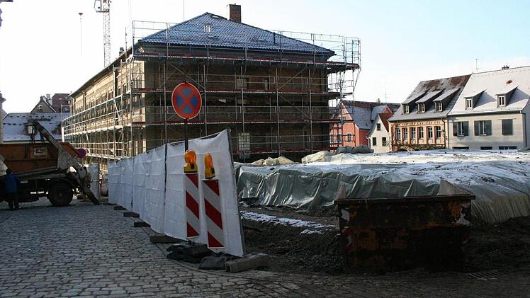 Mitten in der Altstadt entsteht das neue Dienstleistungszentrum. Die Iphöfer CSU fordert eine Neukalkulation der Kosten. Foto: Sabine Paulus (Archiv)