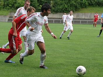 Gästespieler Demirel (vorne) zieht am Eberner Torschützen Weiß (rotes Trikot) vorbei.