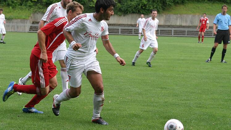 Gästespieler Demirel (vorne) zieht am Eberner Torschützen Weiß (rotes Trikot) vorbei.