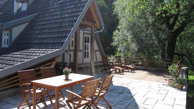 Die Terrasse vor der Ferienwohnung.