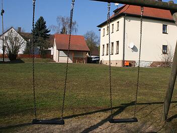 Der Schulgarten in Eckersdorf macht einen trostlosen Eindruck. Mit Hilfe öffentlicher Fördergelder möchte die Stadt ihn schöner gestalten. Foto: Evi Seeger