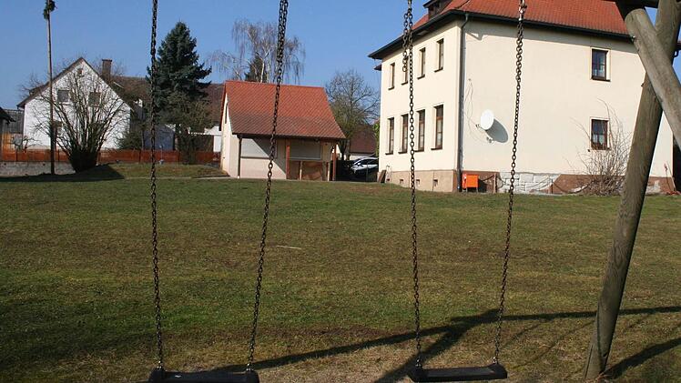 Der Schulgarten in Eckersdorf macht einen trostlosen Eindruck. Mit Hilfe öffentlicher Fördergelder möchte die Stadt ihn schöner gestalten. Foto: Evi Seeger