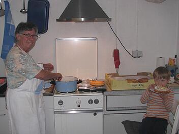 Die Kita wird bestreikt und Oma Brigitte bäckt Krapfen. Da hat Magnus gleich alle Hände voll zu tun - und Kindergarten muss mal überhaupt nicht sein.  Foto: Werner BAier