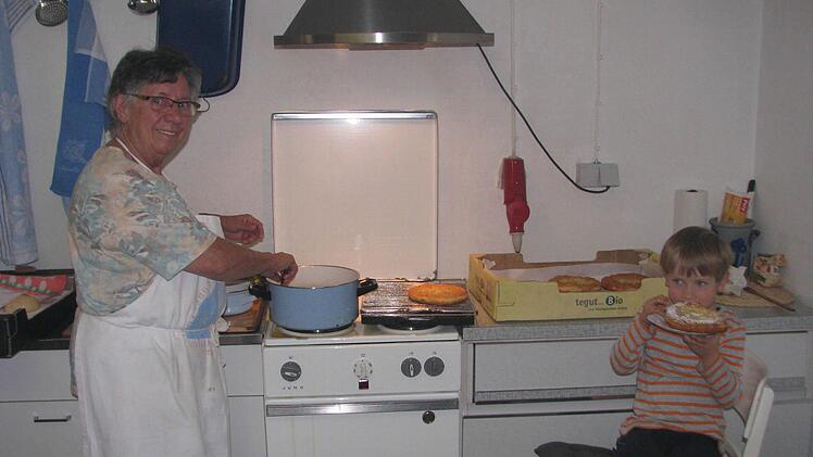 Die Kita wird bestreikt und Oma Brigitte bäckt Krapfen. Da hat Magnus gleich alle Hände voll zu tun - und Kindergarten muss mal überhaupt nicht sein.  Foto: Werner BAier