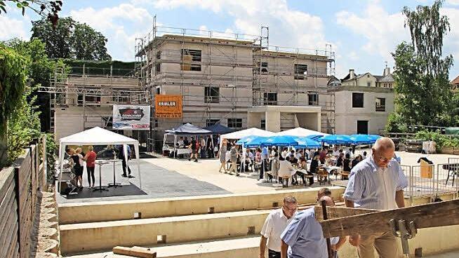 Im Innenhof vor dem Rohbau der Kubenhäuser wurde Richtfest gefeiert. Foto: Ulrike Nauer