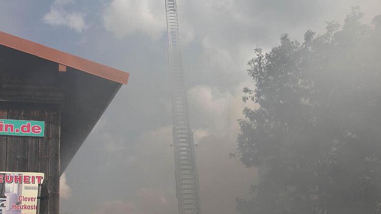 Die Kronacher Drehleiter war in Rauch gehüllt.  Foto: Friedwald Schedel