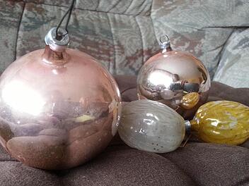 Halbblind und fleckig - und doch die Stars am Weihnachtsbaum. Die letzten zwei überlebenden Christbaumkugeln aus der Verlobungszeit der Eltern bekommen immer Ehrenplätze an den Fichten-Zweigen. Genauso wie die Glasnüsse, die einige Jahre später angeschafft wurden. Foto: Christofzik