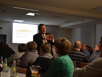 Der Unternehmensberater Volker Hahn bei seinem Vortrag im Premicher Pfarrhaus: Mehr als 120 Bürger waren gekommen, um seine Ausführungen zum Dorfladen zu hören. Foto: Kathrin Kupka-Hahn