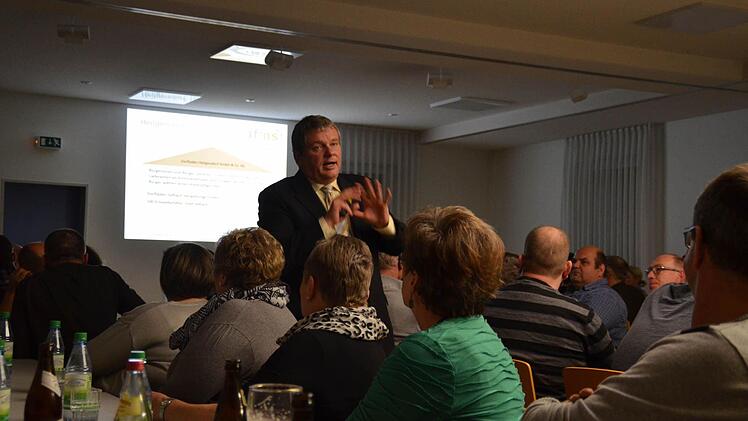 Der Unternehmensberater Volker Hahn bei seinem Vortrag im Premicher Pfarrhaus: Mehr als 120 Bürger waren gekommen, um seine Ausführungen zum Dorfladen zu hören. Foto: Kathrin Kupka-Hahn