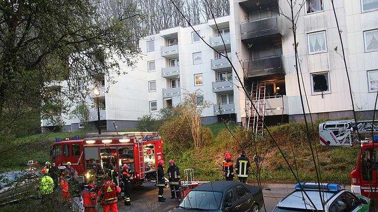 Rund 60 Einsatzkr&auml;fte von Feuerwehr, Rettungsdiensten und Polizei sorgten daf&uuml;r, dass sich das Feuer nicht ausbreitete und die Verletzten versorgt wurden. Foto: Michael Stelzner