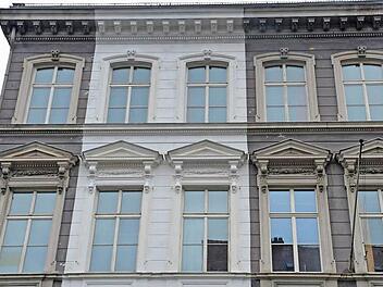 Die helle Fläche auf der sonst ziemlich dunklen Fassade des Clavius-Gymnasiums ist nicht zu übersehen. Foto: Ronald Rinklef