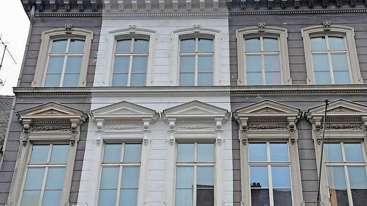 Die helle Fläche auf der sonst ziemlich dunklen Fassade des Clavius-Gymnasiums ist nicht zu übersehen. Foto: Ronald Rinklef
