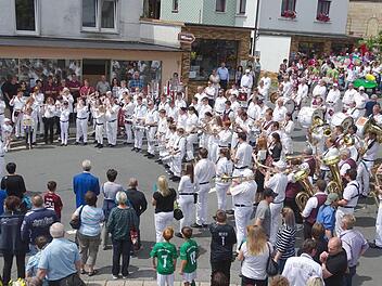 Am gemeinsamen Großkonzert vor zahlreichen Zuschauern am Lindenplatz beteiligten sich rund 100 Spielleute des Musikzugs Coburg-Neuses, verstärkt mit Spielleuten aus Bad Rodach, der Original Creidlitzer Musikanten, des Musikzugs Schmölz und des Jubiläumszugs aus Nordhalben. Foto: Norbert Neugebauer