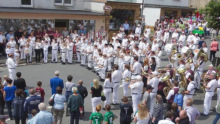 Am gemeinsamen Großkonzert vor zahlreichen Zuschauern am Lindenplatz beteiligten sich rund 100 Spielleute des Musikzugs Coburg-Neuses, verstärkt mit Spielleuten aus Bad Rodach, der Original Creidlitzer Musikanten, des Musikzugs Schmölz und des Jubiläumszugs aus Nordhalben. Foto: Norbert Neugebauer