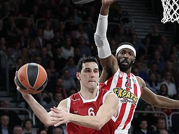 Nikos Zisis, der hier an Hakim Warrick von Olympiakos Piräus vorbeizieht, wird am Freitagabend sein 254. Euroleague-Spiel bestreiten. Damit zieht der Grieche mit Fran Vazquez gleich und hat die viertmeisten Einsätze in der "Königsklasse". Foto: sportpress