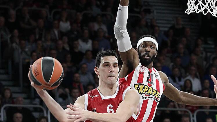 Nikos Zisis, der hier an Hakim Warrick von Olympiakos Piräus vorbeizieht, wird am Freitagabend sein 254. Euroleague-Spiel bestreiten. Damit zieht der Grieche mit Fran Vazquez gleich und hat die viertmeisten Einsätze in der "Königsklasse". Foto: sportpress