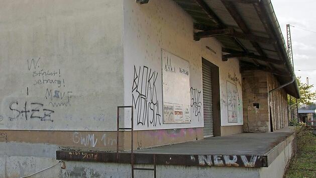 An der ehemaligen Güterhalle am Bahnhof in Haßfurt (im Bild) soll mit der Eröffnung des Cafe Kölsch im Dezember auch ein barrierefreier Zugang über eine Rampe an der Nordseite des Gebäudes entstehen.