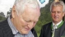 Adolf Lauterbach vom Posaunenchor trug sich in das Buch der Gemeinde ein.