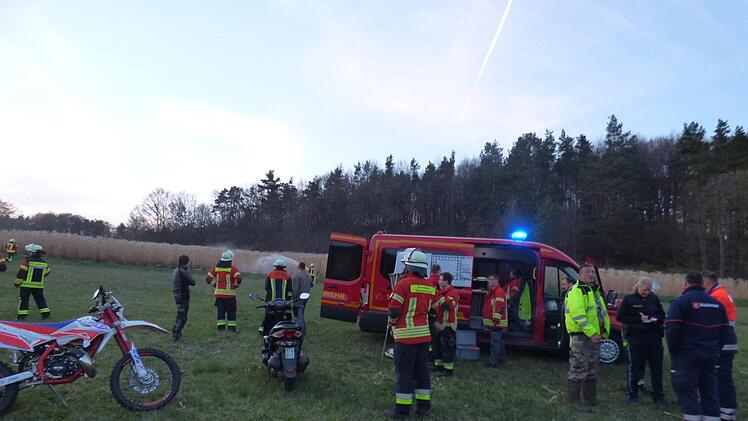 Eine Polizeibeamtin der Polizeiinspektion Ebermannstadt (3. v. l.)  macht sich Notizen. Foto: Thomas Weichert