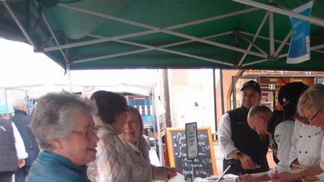 Spargel-Schälaktion der Kissinger Köche auf dem Marktplatz. Foto: Klaus Werner