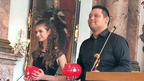 Die Studenten Kriszta Peth (links) und Samuel Choi erhielten für ihr Engagement im Rahmen des Collegium Musicum einen Preis. Foto: privat