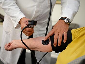 Den Blutdruck regelmäßig  zu messen, kann bereits im jungen Alter sinnvoll sein.- Eine Studie hat nun herausgefunden, dass ein dauerhaft niedriger Cholesterinwert und Blutdruck Auswirkungen auf die Lebensdauer hat. Symbolfoto: Bernd Weissbrod/dpa