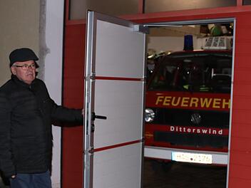 Feuerwehrvereinsvorsitzender Oskar Hauck vor dem Feuerwehrhaus, dem ein umfassender Um- und Anbau in einer Höhe von 185 000 Euro bevorsteht. Helmut Will