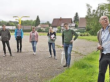 Bei einer Ortsbegehung ging der Marktgemeinderat unter anderem dorthin, wo der neue Kinderhort entstehen soll, nämlich neben der Grundschule. Mit dabei waren (von links): Claudia Gundermann, Markus Limmer, Ralf Heidelberger, Pfarrer Burkhard Sachs, Schulleiterin Petra Thiele, Hortleiterin Dunja Schönmüller, Bürgermeister Oliver Plewa und Ingenieur Peter Kropf, der die Baumaßnahmen erläuterte. Foto: Maria Löffler