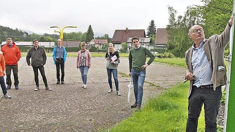 Bei einer Ortsbegehung ging der Marktgemeinderat unter anderem dorthin, wo der neue Kinderhort entstehen soll, nämlich neben der Grundschule. Mit dabei waren (von links): Claudia Gundermann, Markus Limmer, Ralf Heidelberger, Pfarrer Burkhard Sachs, Schulleiterin Petra Thiele, Hortleiterin Dunja Schönmüller, Bürgermeister Oliver Plewa und Ingenieur Peter Kropf, der die Baumaßnahmen erläuterte. Foto: Maria Löffler