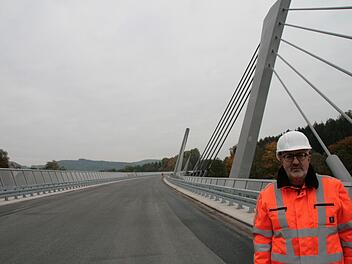 Brückenbau-Experte Christoph Schultheiß vom Staatlichen Bauamt Bayreuth auf der neuen Untersteinacher Brücke. Foto: Jürgen Gärtner