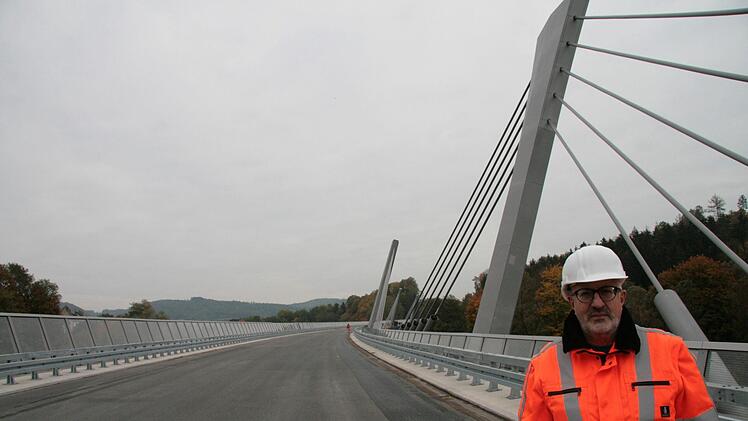 Brückenbau-Experte Christoph Schultheiß vom Staatlichen Bauamt Bayreuth auf der neuen Untersteinacher Brücke. Foto: Jürgen Gärtner