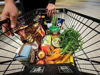 Supermärkte dürfen öffnen, obwohl die Hygienekonzepte oft mangelhaft sind. Einkaufswagen, die jeder anfasst, werden auch nicht mehr desinfiziert.