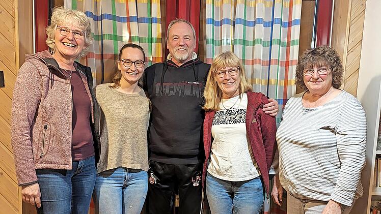 Die bew&auml;hrte F&uuml;hrungsmannschaft wurde im Amt best&auml;tigt: von links Beate Schmidt, Corinna Popp, J&uuml;rgen Str&auml;sser, Kerstin Sch&uuml;hlein und Uschi Str&auml;sser.