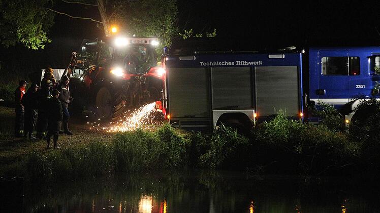 Mit vereinten Kräften kämpften Feuerwehr und THW in der Nacht auf Montag gegen einen drohenden Dammbruch am Tretzendorfer Weiher. Foto: News5 / Herse